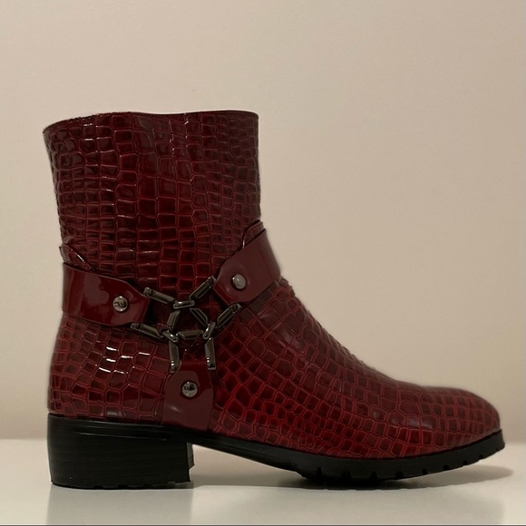Vivo Rosa Shoes - Vivo Rosa croc 🐊 faux leather boots with buckle strap.